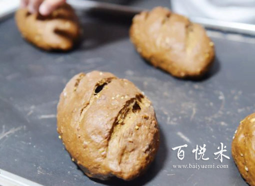 以啤酒為原料做面包，想要低熱量，非啤酒雜糧面包莫屬！